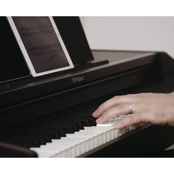 dan-piano-roland-rp102-musiccity