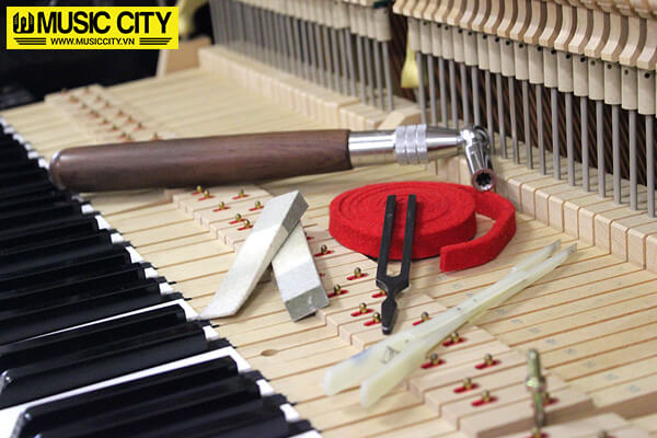 Hình ảnh lên dây đàn bảo dưỡng đàn Piano tại Music City